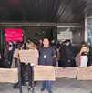 Trabajadores de SAT se manifiestan afuera de las oficinas en Guadalajara
