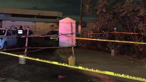 Puesto de comida acordonado por policías de la Ciudad de México, quienes recibieron el reporte del cuerpo de un hombre muerto.