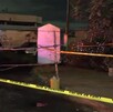 Puesto de comida acordonado por policías de la Ciudad de México, quienes recibieron el reporte del cuerpo de un hombre muerto. Puesto de comida acordonado por policías de la Ciudad de México, quienes recibieron el reporte del cuerpo de un hombre muerto.