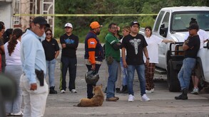 Personas asombradas tras una balacera en San Pablo Xochimehuacán, Puebla.