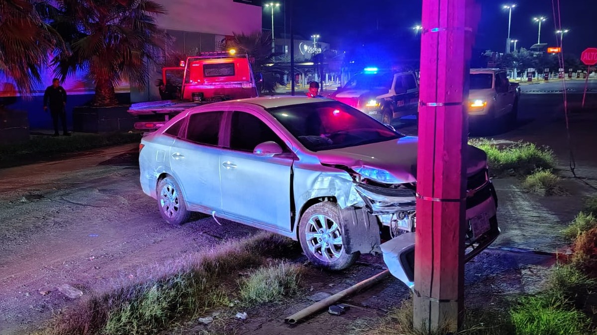 Vehículo destruido tras chocar contra un poste de CFE durante una persecución en Torreón. Vehículo destruido tras chocar contra un poste de CFE durante una persecución en Torreón.