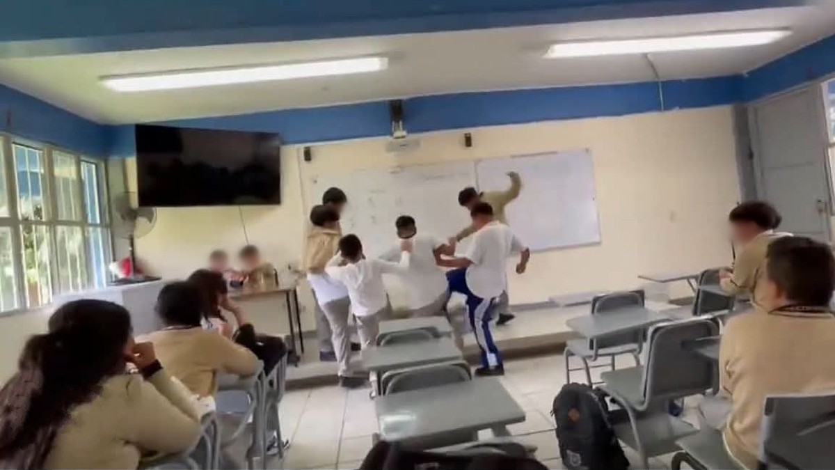 Alumnos de la secundaria 83 en Chapala en un caso de bullying compartido en TikTok Alumnos de la secundaria 83 en Chapala en un caso de bullying compartido en TikTok