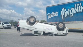 Volcadura en la caretera a Monclova en El Carmen