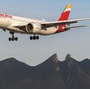 Avión de Iberia volando sobre Monterrey con el Cerro de la Silla de fondo Avión de Iberia volando sobre Monterrey con el Cerro de la Silla de fondo