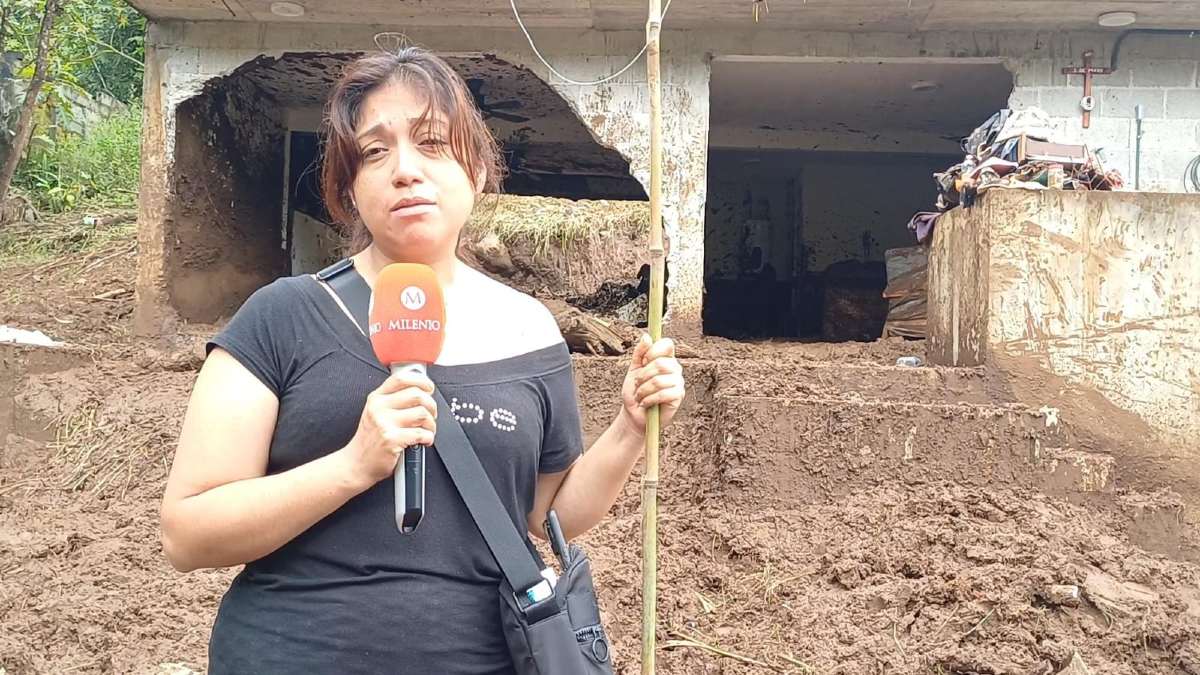 la mamá de liam tadeo sostiene un micrófono en una entrevista frente al deslave en huauchinango la mamá de liam tadeo sostiene un micrófono en una entrevista frente al deslave en huauchinango