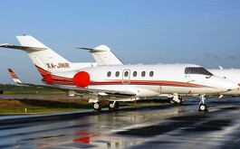 Jet en plataforma de estacionamiento