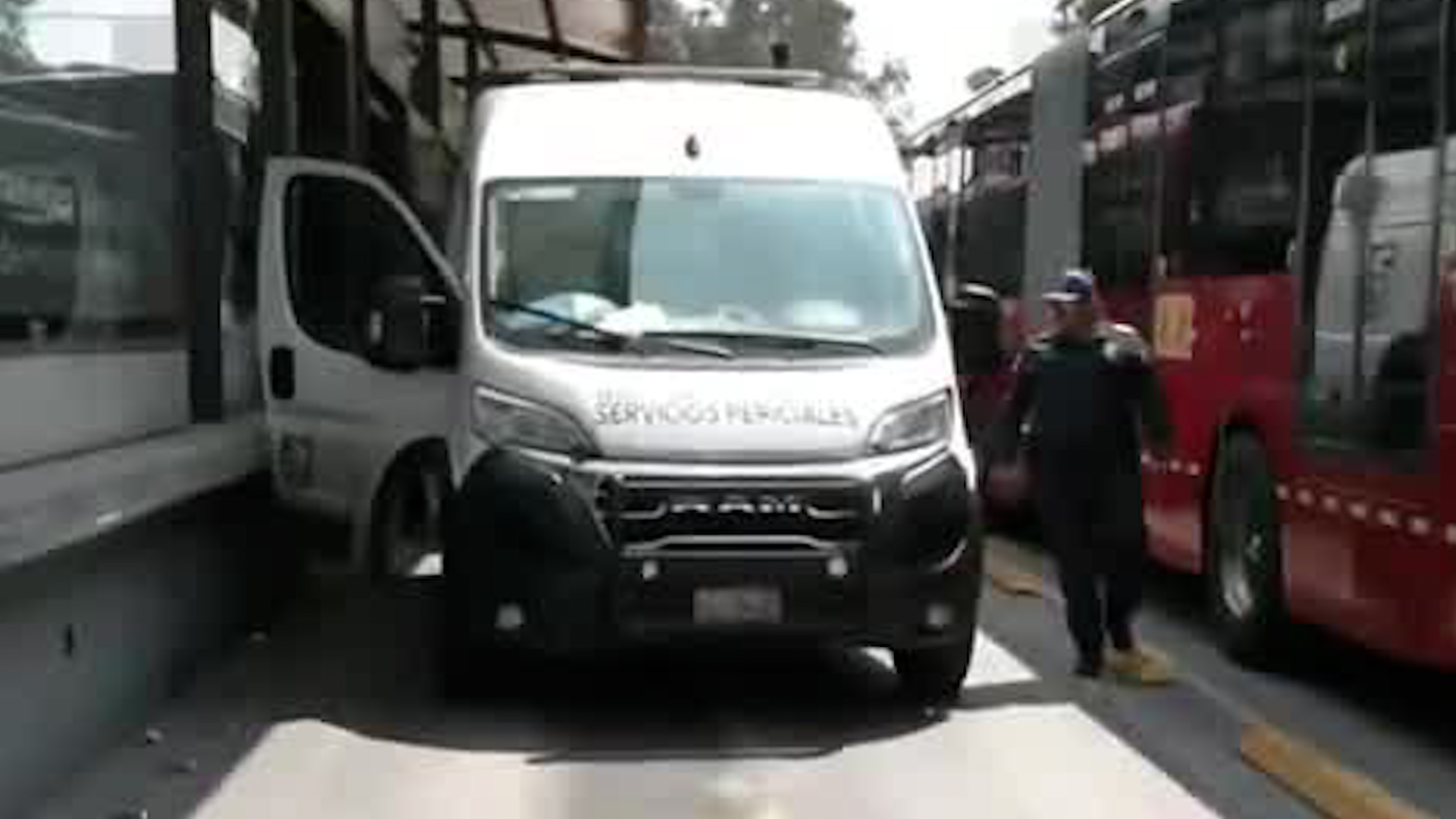 Vía 911 se reportó una persona inconsciente a bordo de la unidad cerca de la estación San José de la Escalera.