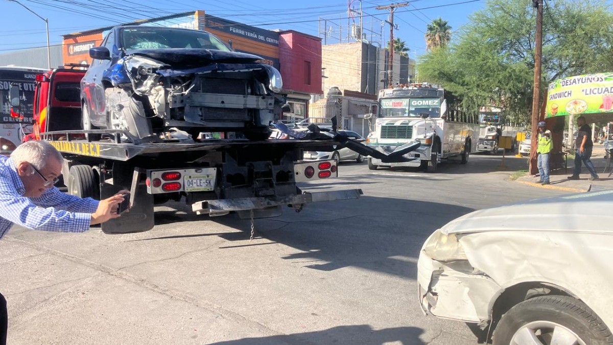 Auto involucrado en aparatoso choque en el centro de Torreón siendo llevado por la grúa. Auto involucrado en aparatoso choque en el centro de Torreón siendo llevado por la grúa.