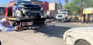 Auto involucrado en aparatoso choque en el centro de Torreón siendo llevado por la grúa. Auto involucrado en aparatoso choque en el centro de Torreón siendo llevado por la grúa.