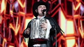 Alfredo Olivas tocando sus más grandes éxitos en vivo.