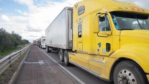 Foto de un trailer detenido en el tráfico, debido a una alta congestión vial en la autopista México-Puebla.