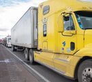 Foto de un trailer detenido en el tráfico, debido a una alta congestión vial en la autopista México-Puebla.