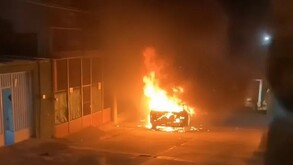 Captura de pantalla del video de uno de los vehículos incendiados en Teocaltiche