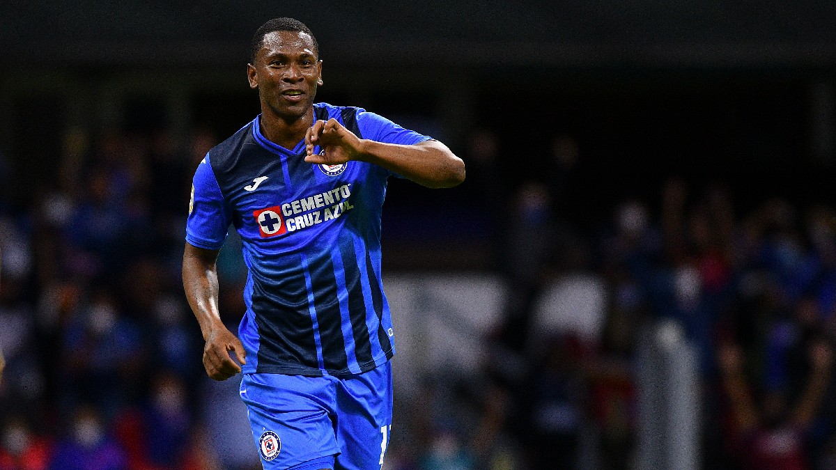 Bryan Angulo en un partido con Cruz Azul Bryan Angulo en un partido con Cruz Azul