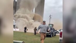 Imágenes de la caída del elevador de granos en Illinois y trabajadores huyendo