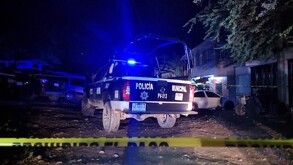 Patrulla de la Policía de Puerto Vallarta en la zona acordonada donde ocurrió el doble homicidio