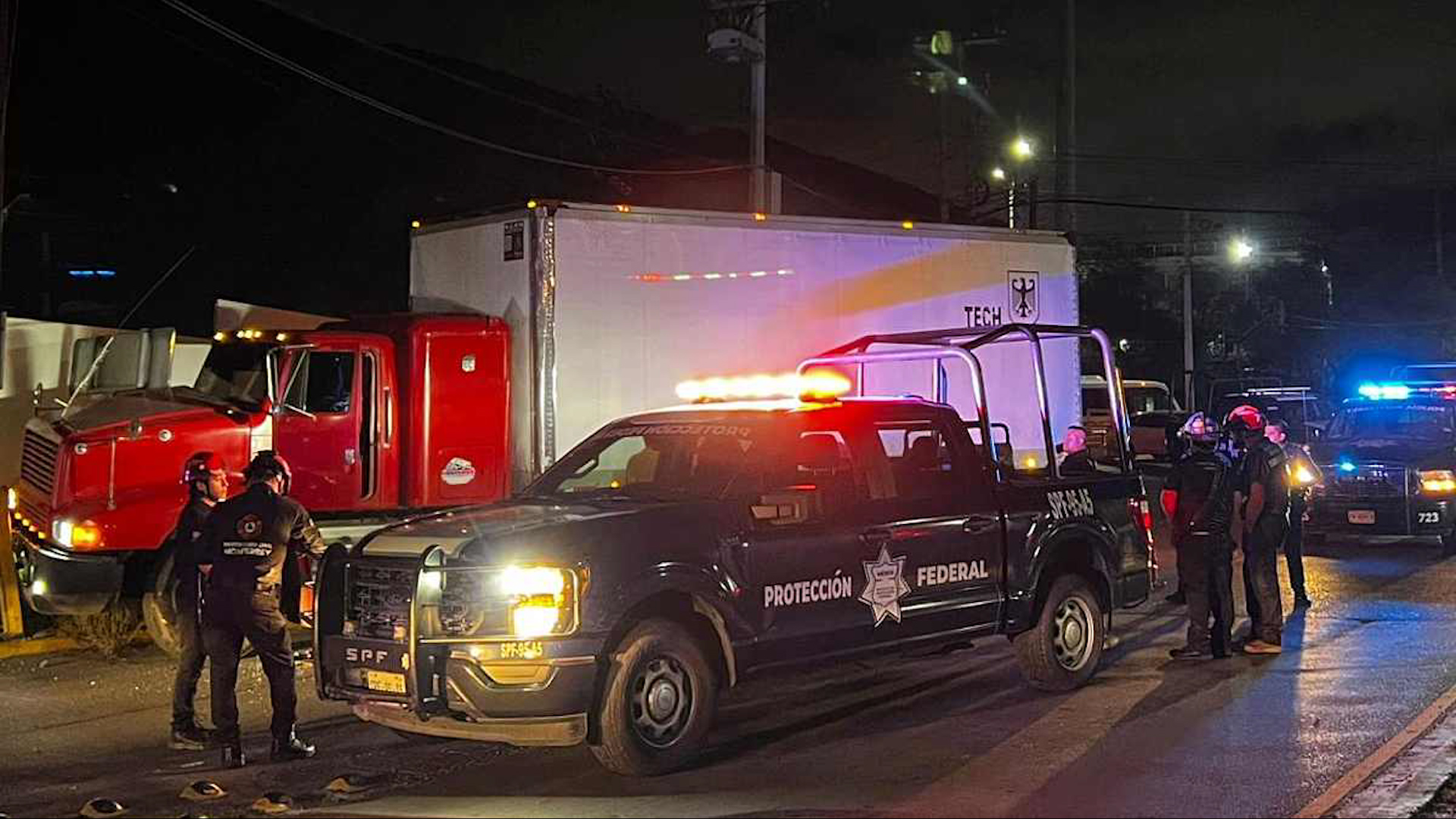 Tres hombres a bordo de un camión de carga huyeron de una patrulla de protección federal al pensar que era una unidad clonada.