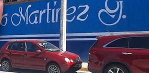 Fachada de escuela en Tehuacán, Puebla y manos con síntomas del virus coxsackie.