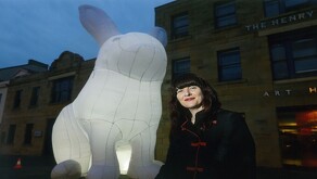 El conejo blanco mide más de 15 metros de altura