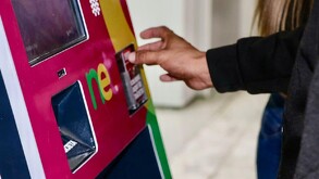 La tarjeta NET del transporte público dejará de utilizarse a finales de este mes de octubre, y el saldo que tenga se transferirá a la tarjeta Aquí Vamos Gratis.