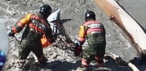soldados rescatan un cuerpo de un río arrastrado por deslaves en la sierra norte de puebla