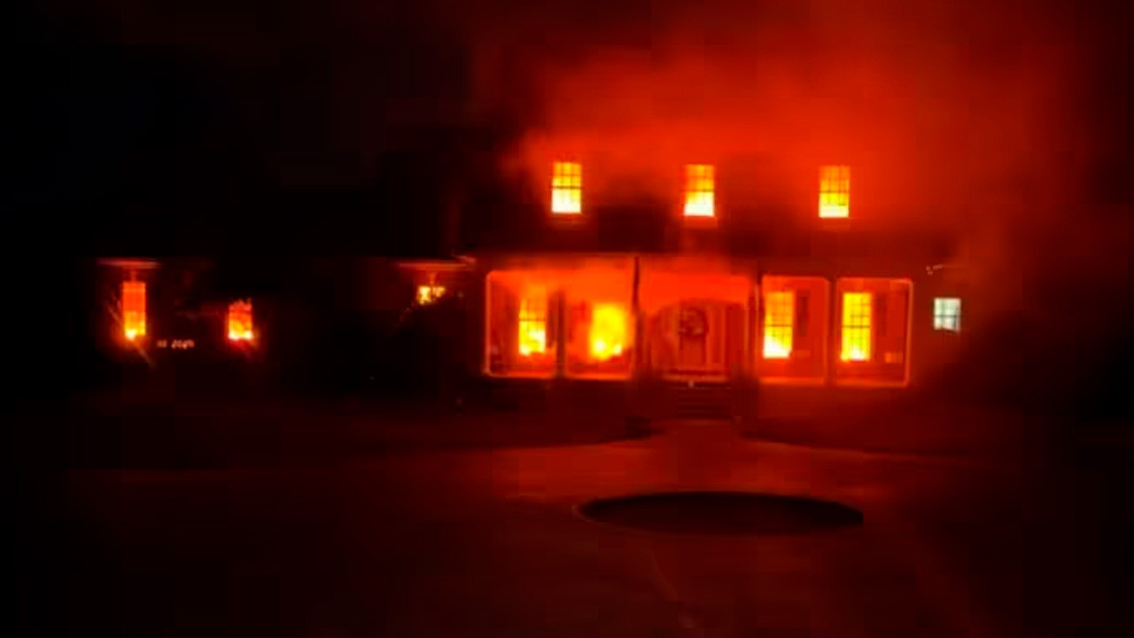 Una pareja de Carolina del Sur generó pánico cuando su decoración de Halloween fue tan realista que varios vecinos pensaron que su casa estaba en llamas.