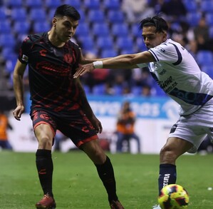 jugadores de los equipos puebla y xolos en un partido