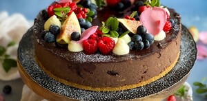 Pastel decorado con frutas y chocolate Pastel decorado con frutas y chocolate