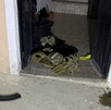 Fachada de casa en Teocaltiche, cartuchos en la calle y chalecon con la leyenda Marina