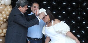 Ruth Hernández siendo coronada como emperatriz del pan francés por autoridades del ayuntamiento de Torreón. Ruth Hernández siendo coronada como emperatriz del pan francés por autoridades del ayuntamiento de Torreón.