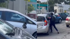 Estudiantes tratando de detener a hombre exhibicionista en Campus Medicina de la UANL