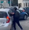 Estudiantes tratando de detener a hombre exhibicionista en Campus Medicina de la UANL