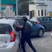Estudiantes tratando de detener a hombre exhibicionista en Campus Medicina de la UANL Estudiantes tratando de detener a hombre exhibicionista en Campus Medicina de la UANL