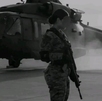Mujer de la Guardia Nacional con un arma y de fondo un helicóptero. Mujer de la Guardia Nacional con un arma y de fondo un helicóptero.