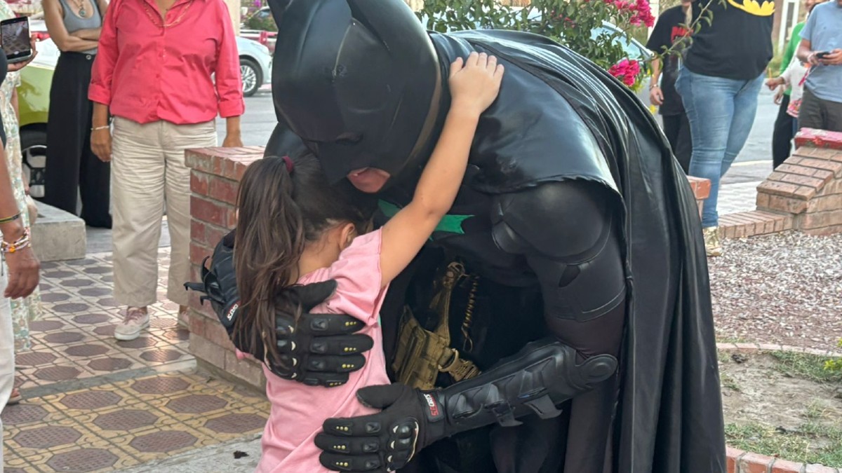 Juan Manuel Miranda Pérez, mejor conocido en la Comarca Lagunera como el Batman Lagunero abrazando a una niña. Juan Manuel Miranda Pérez, mejor conocido en la Comarca Lagunera como el Batman Lagunero abrazando a una niña.