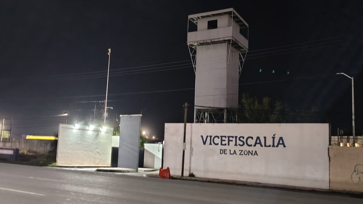 Foto de la vicefiscalía por fuera en Gómez Palacio, mostrando una barda blanca y durante la noche. Foto de la vicefiscalía por fuera en Gómez Palacio, mostrando una barda blanca y durante la noche.
