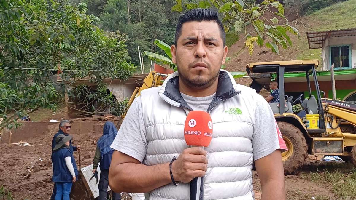 el papá de liam tadeo sostiene un micrófono en una entrevista frente al deslave en huauchinango el papá de liam tadeo sostiene un micrófono en una entrevista frente al deslave en huauchinango