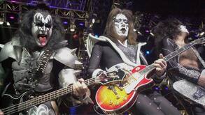 gene simmons y ace frehley tocando en un escenario con la banda kiss
