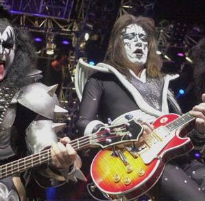gene simmons y ace frehley tocando en un escenario con la banda kiss gene simmons y ace frehley tocando en un escenario con la banda kiss