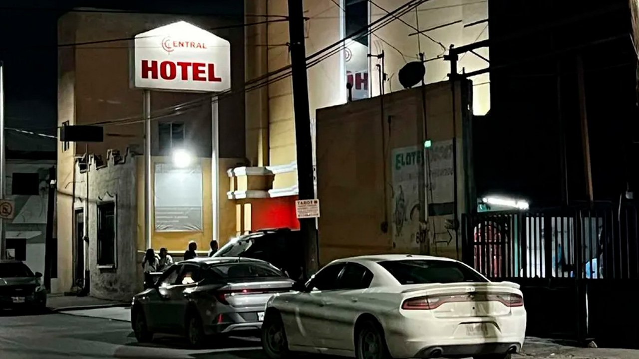 Un hombre fue hallado sin vida dentro de un hotel del centro de Monterrey, lo que provocó una movilización de autoridades.