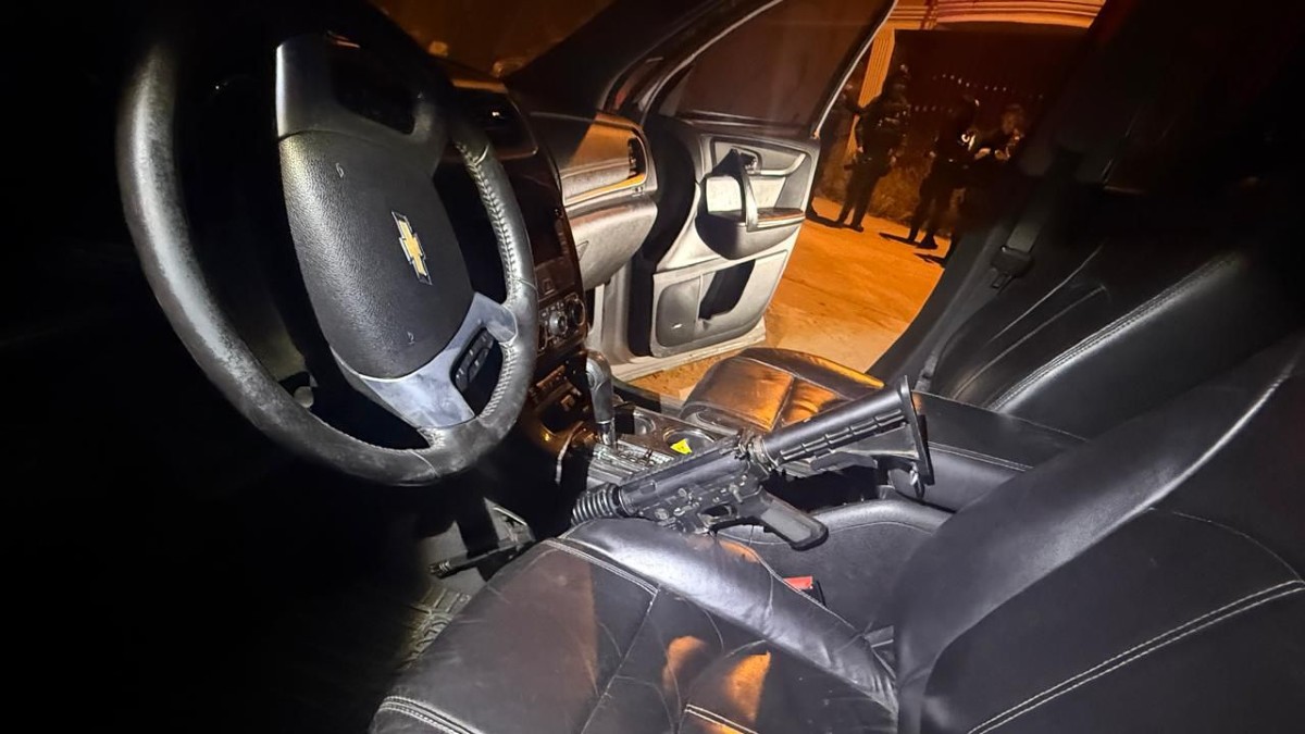 Interior de uno de los vehículos robados en donde fue hallado un rifle de asalto calibre .223