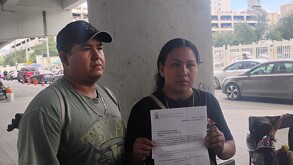 Familiares de una cocinera de un colegio en Apodaca denunciaron falta de apoyo de plantel.