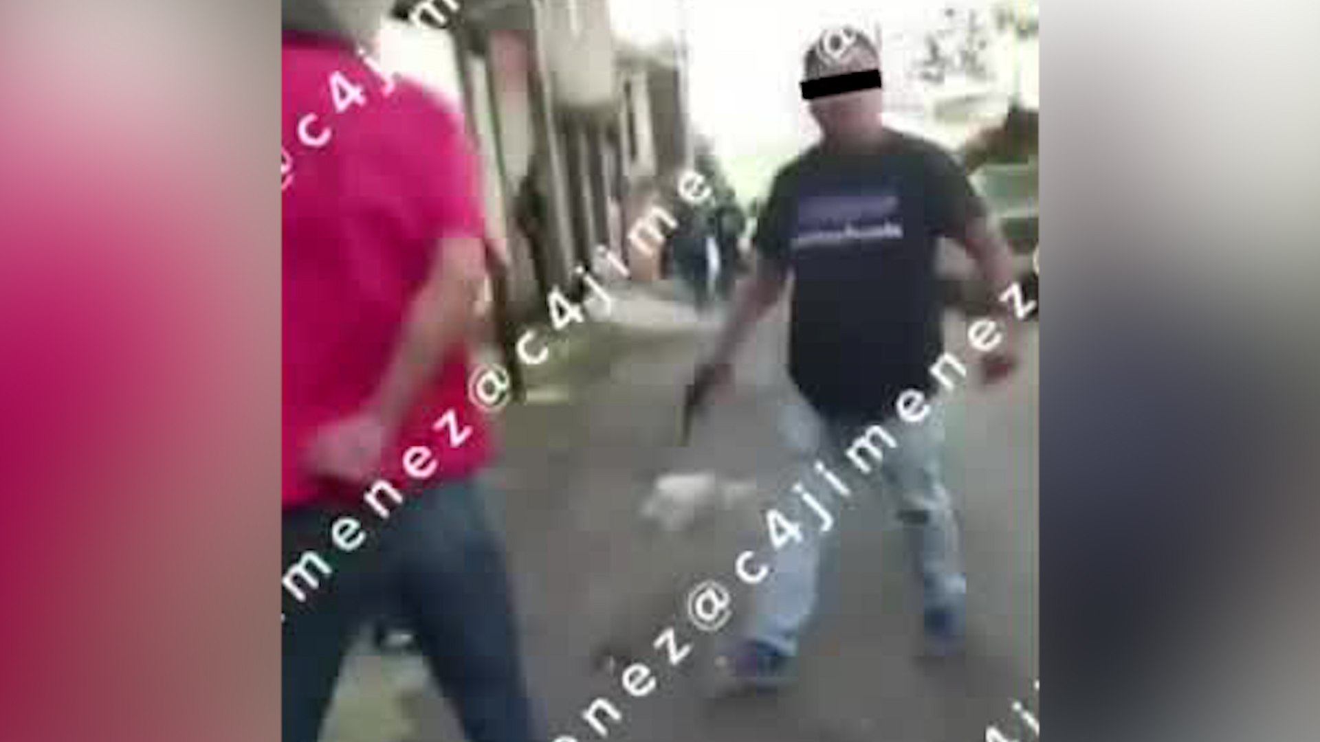 Agentes de la SSC inmovilizaron y sometieron al sujeto para trasladarlo a la Fiscalía para determinar su situación.
