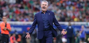 Javier Aguirre reclamando la acción del penalti con el que Enner Valencia y Ecuador empataron a México en un partido amistoso.