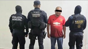 Jerónimo 'N', presunto feminicida de su esposa Sandra, detenido junto a dos policías de Chiapas.