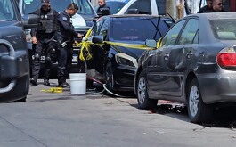 Automóvil Mercedez Benz A45 y patrullas de la policía de Guadalajara
