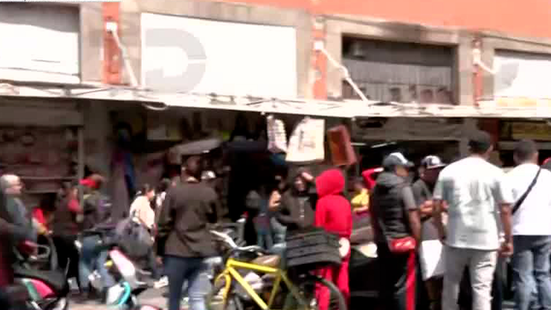 Comerciantes de la zona que presenciaron el accidente trasladaron a la víctima al hospital.