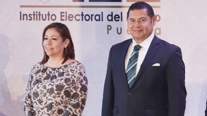 Gobernador Alejandro Armenta junto con Laura Artemisa, presidenta del Congreso de Puebla.