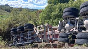 Camión volcado en Tepexi de Rodríguez, a la altura del paraje conocido como “El Columpio”, dónde murió un niño que iba a consulta en Puebla.