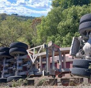 Camión volcado en Tepexi de Rodríguez, a la altura del paraje conocido como “El Columpio”, dónde murió un niño que iba a consulta en Puebla.